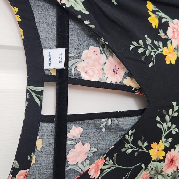 Old Navy black floral sleeveless v-neck top Size: L - Picture 3 of 7